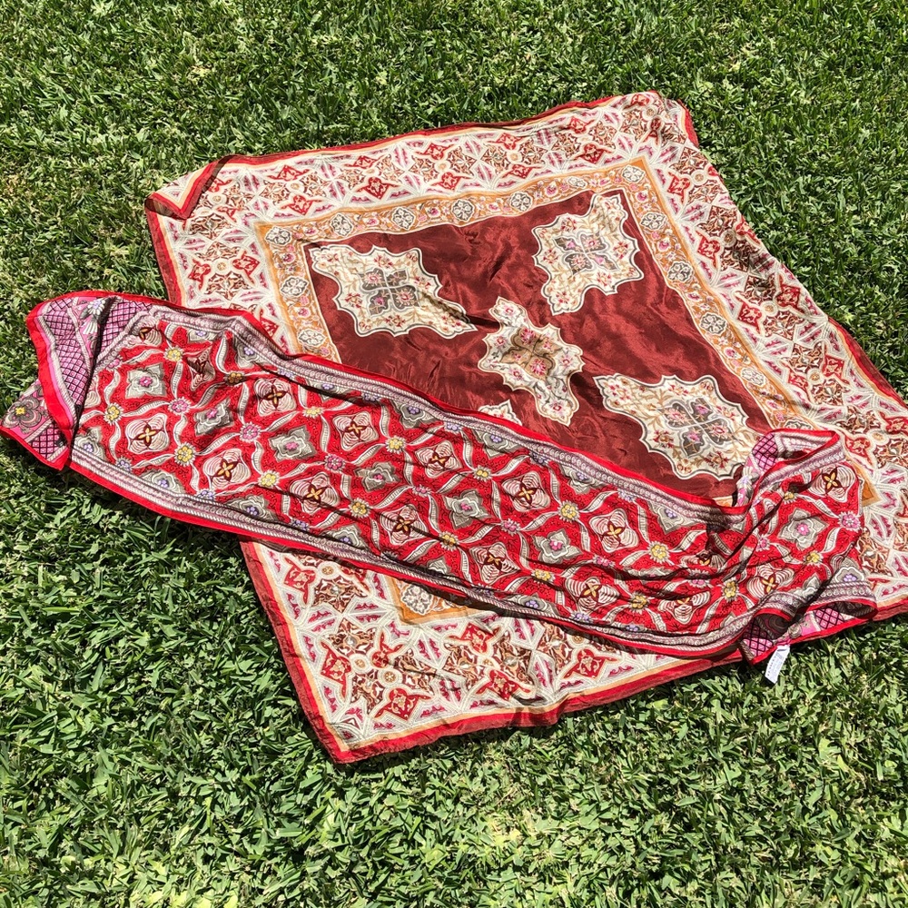 ✨Beautiful Vintage Oscar de la Rente Scarfs!✨